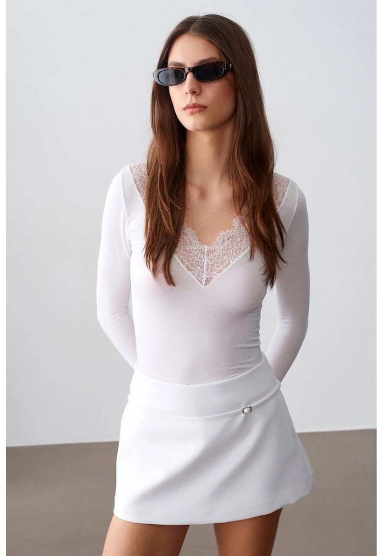 Bluza dama - Slim Fit - decolteu in V - detalii florale - Alb - elegant