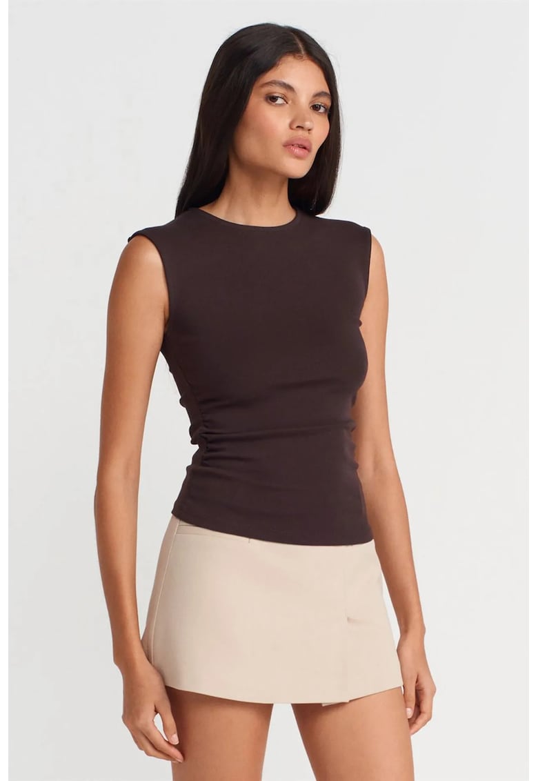 Tricou dama - tricou fara maneci - slim fit - maro mocha inchis - bumbac elastan