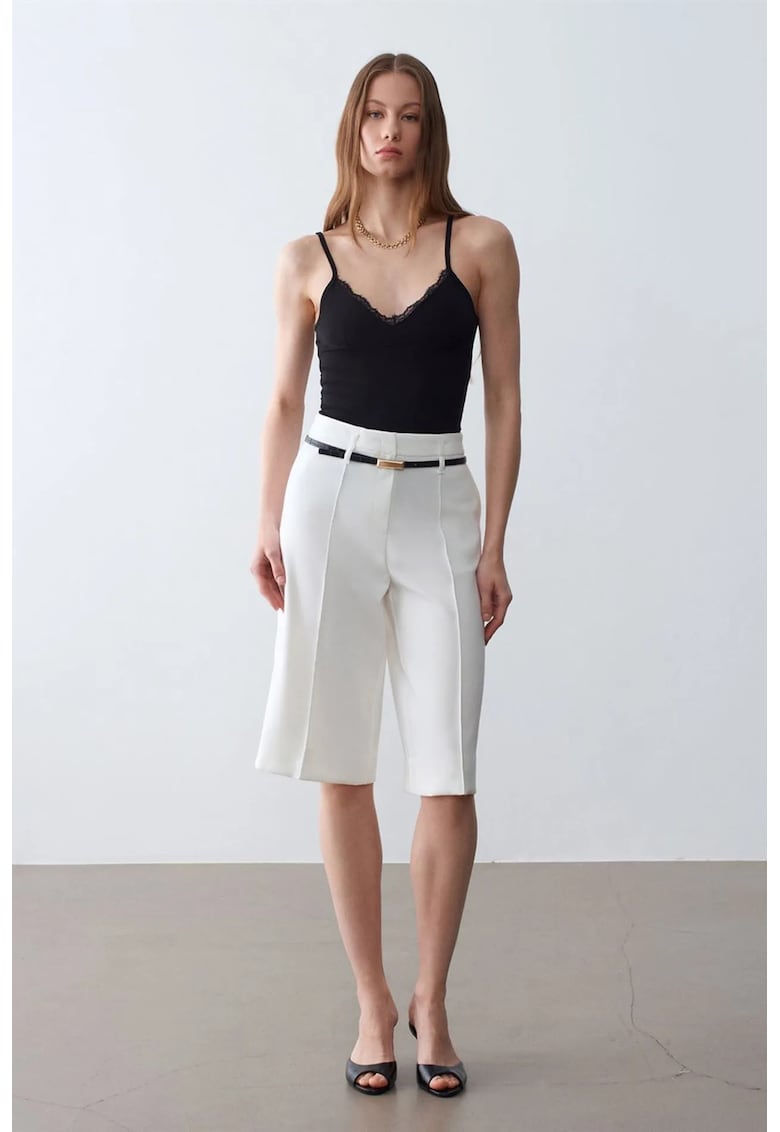 Pantaloni scurti dama - talie inalta - croiala larga - alb prafuit - crep