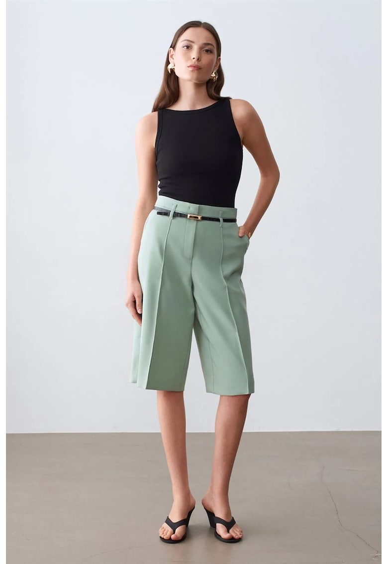 Pantaloni scurti - talie inalta - picior larg - cu curea - Verde menta - crep