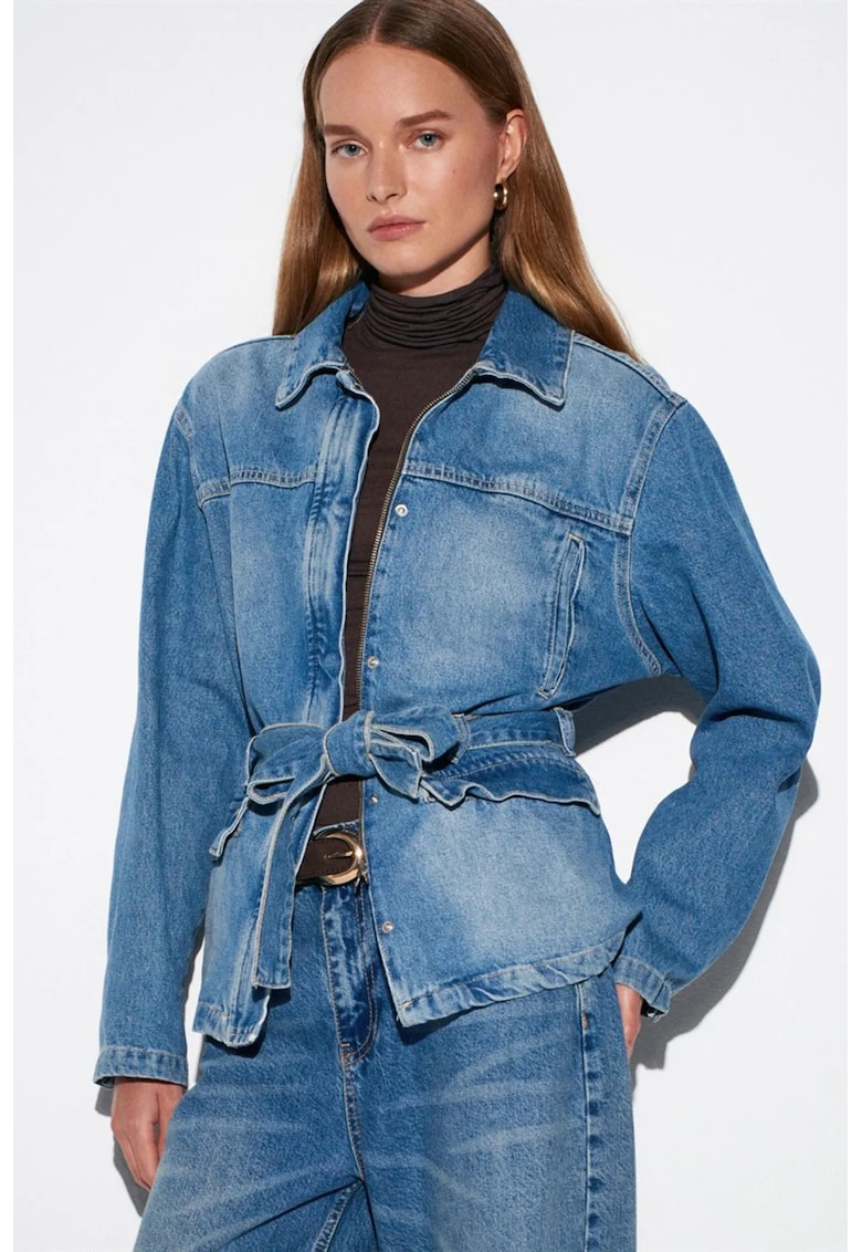 Geaca de blugi pentru femei - cu curea - albastru mediu - denim