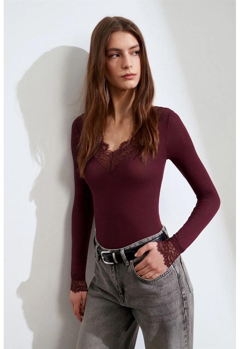 Bluza dama - Slim Fit - decolteu in V - detalii florale - rosu burgundy - dantela