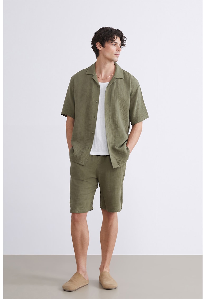 Pantaloni scurti relaxed fit din bumbac cu buzunar aplicat pe spate - Verde masliniu inchis