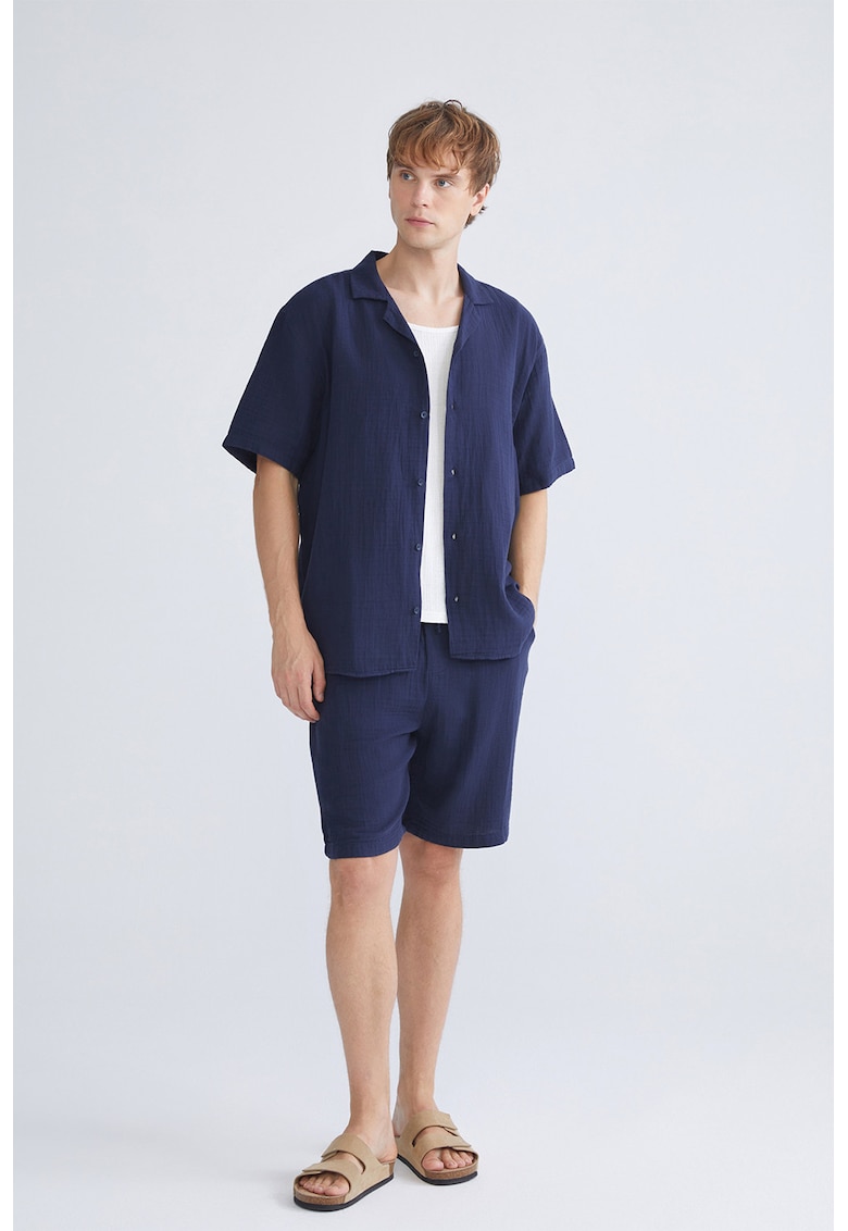 Pantaloni scurti relaxed fit din bumbac cu buzunar aplicat pe spate - Bleumarin