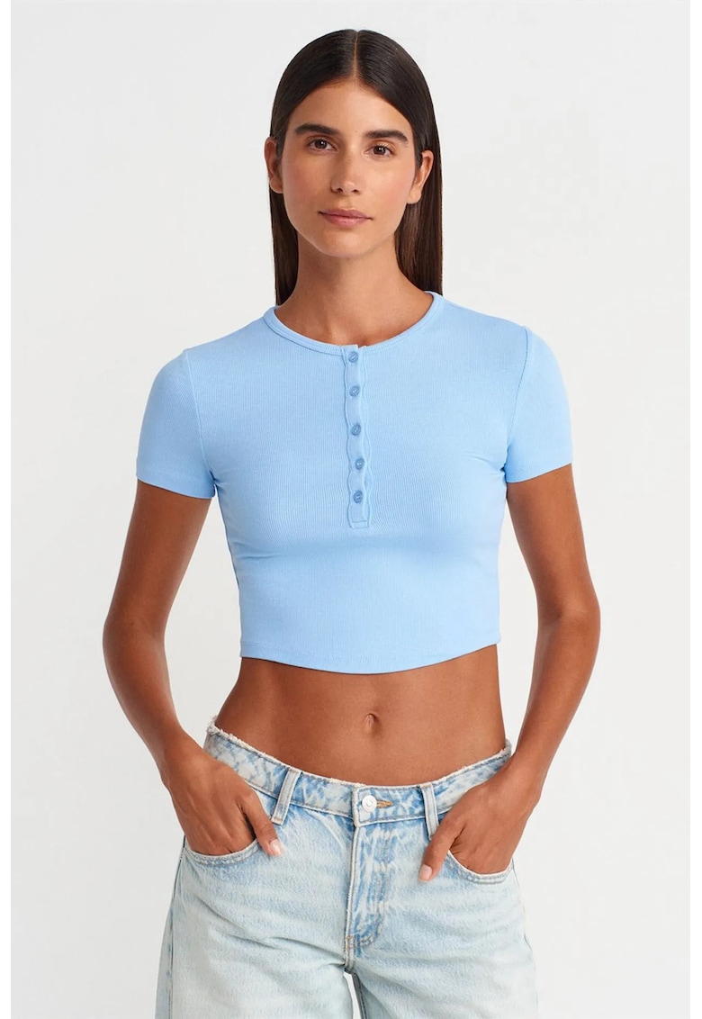 Bluza crop slim fit - albastru bebelus - tricot subtire cu nasturi - 94% viscoza - 6% elastan