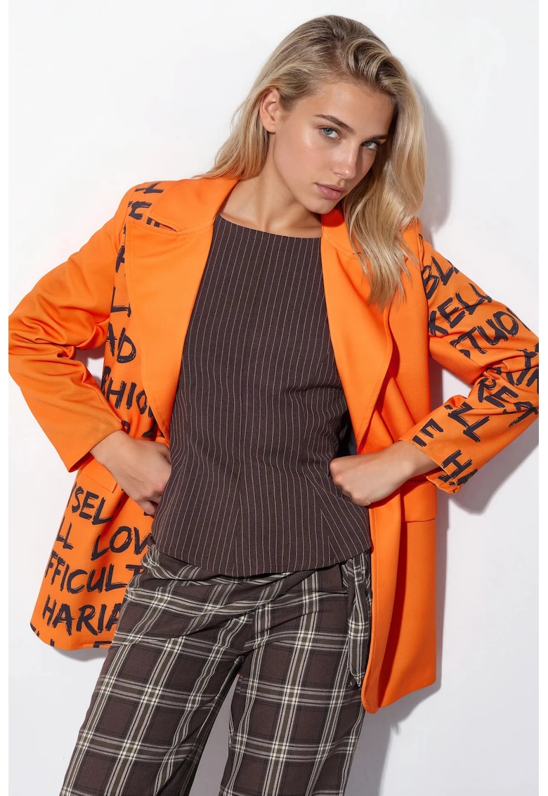 Jacheta lunga tip blazer - supradimensionata - portocalie - crep cu imprimeu text