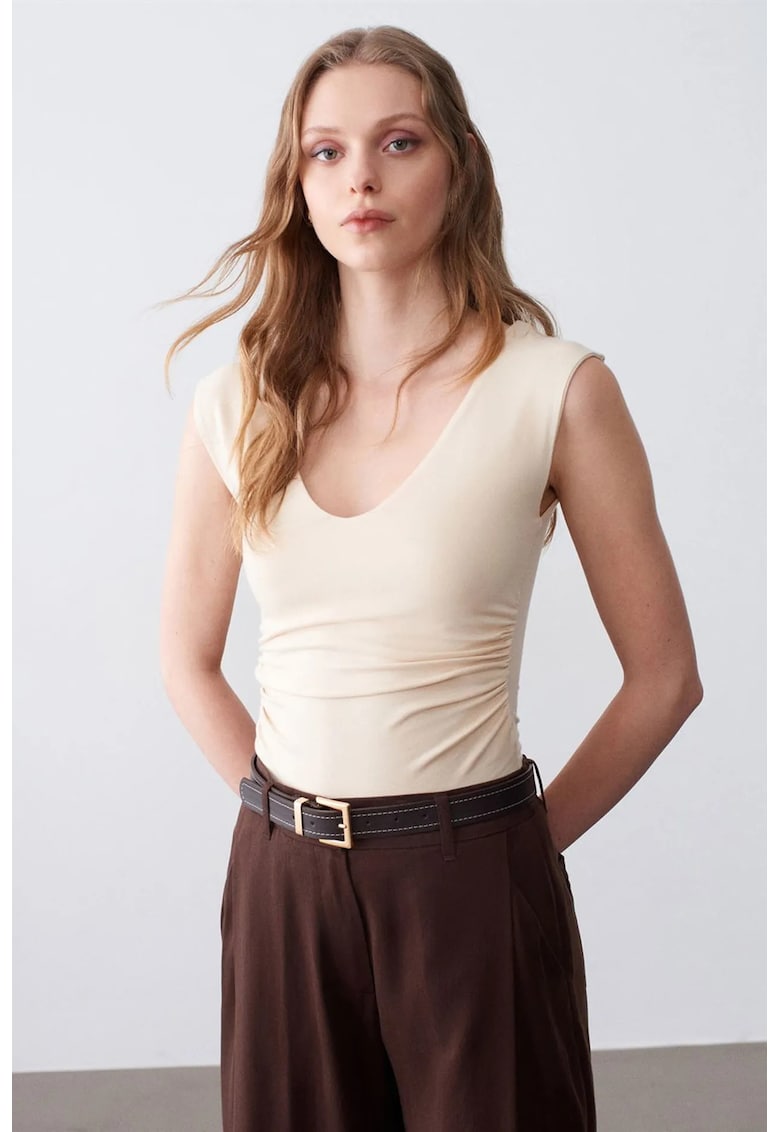 Maiou slim fit - decolteu in V - drapaj - bej natural - tricot din bumbac - tencel si elastan