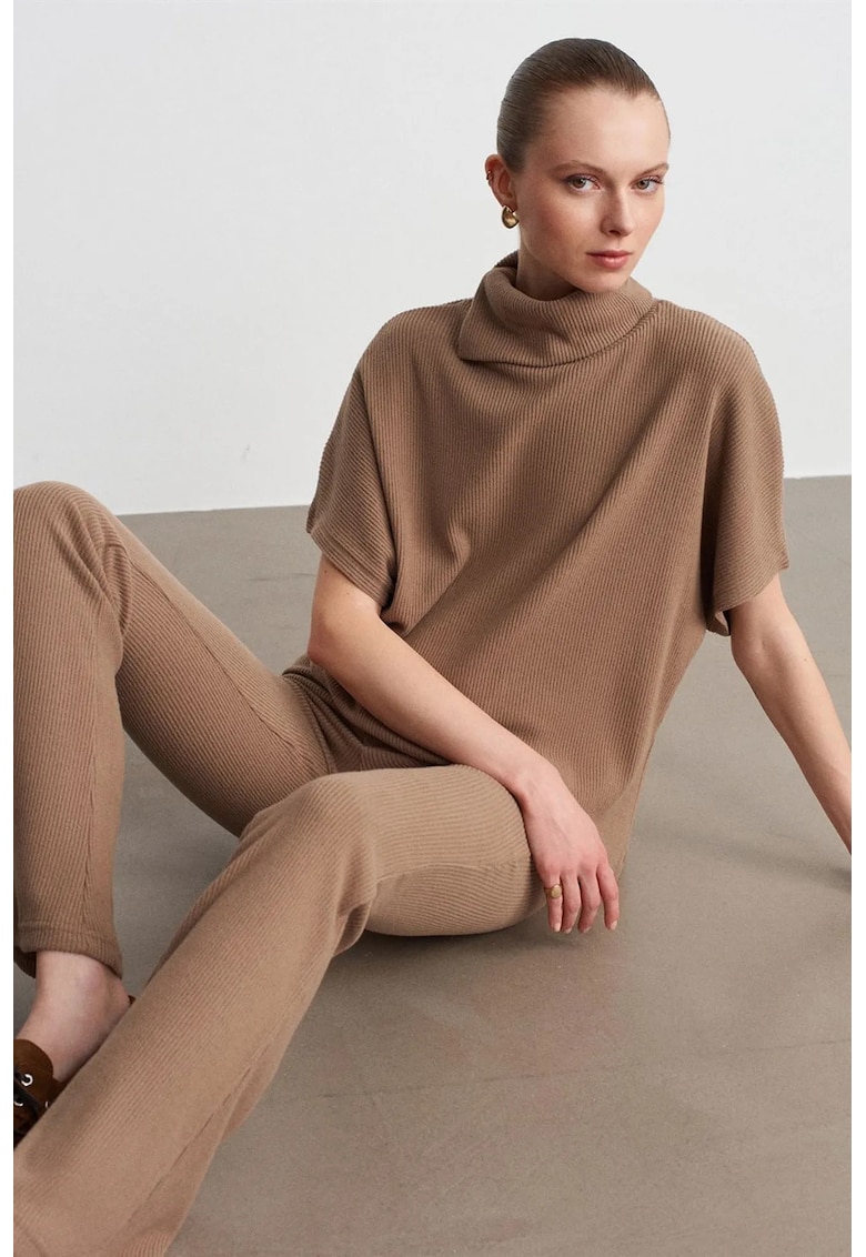 Bluze dama - bluza cu guler inalt - maneca scurta - maro camel - poliester-viscoza-elastan