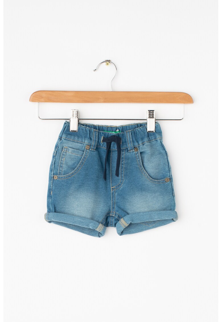 Pantaloni scurti din denim. cu snur