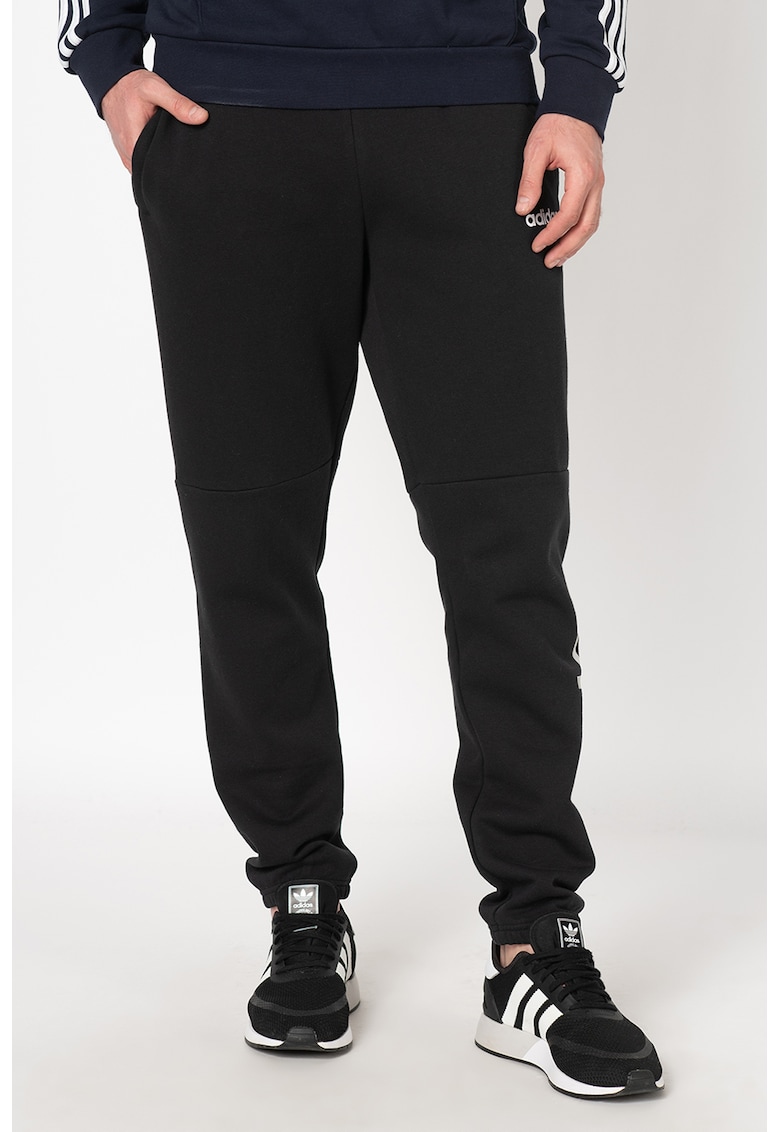 Pantaloni sport cu model camuflaj si logo lateral