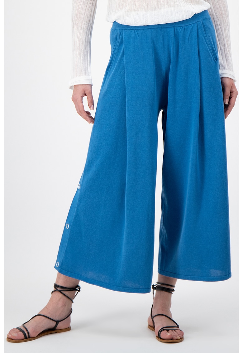 Pantaloni cu croiala ampla si capse in partea laterala