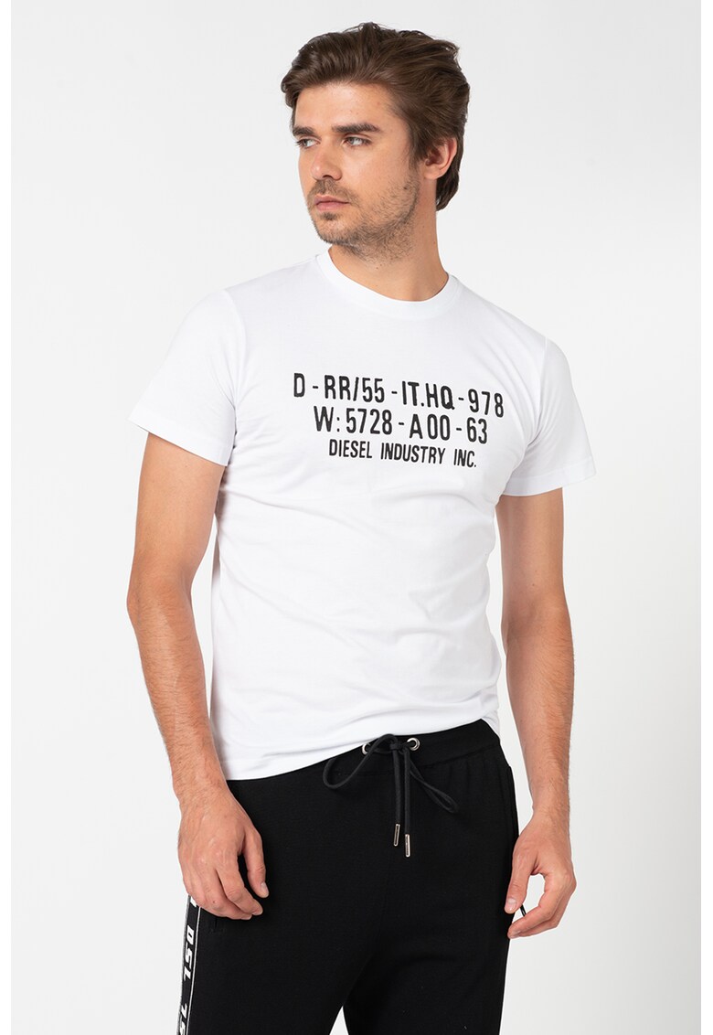 Tricou cu decolteu la baza gatului si imprimeu text Diego