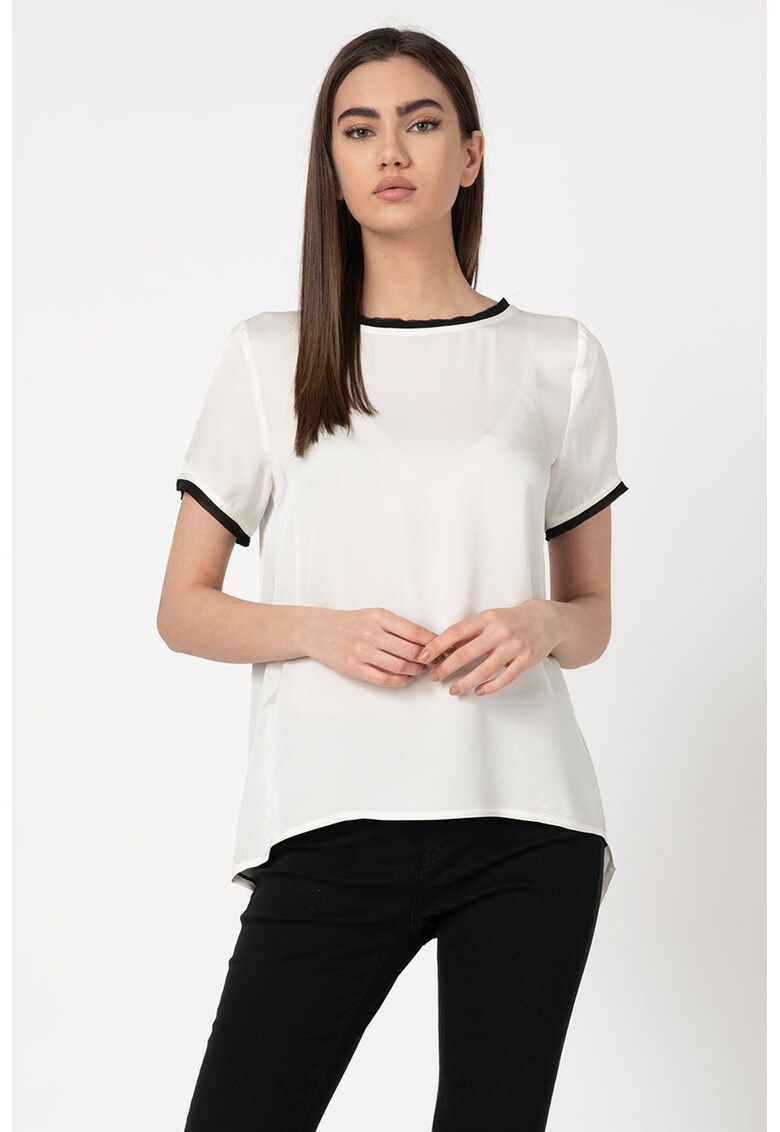 Tricou cu terminatie contrastanta