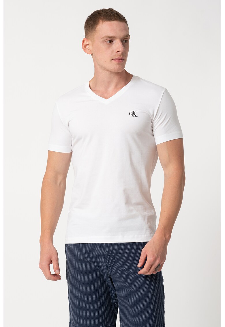 Tricou cu decolteu in V si logo brodat