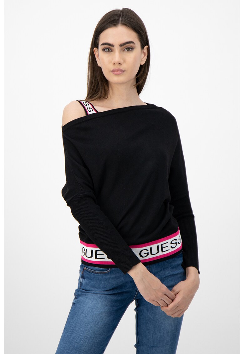 Pulover tricotat fin cu decolteu pe un umar si logo