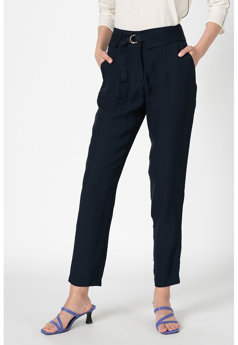 Pantaloni cu o curea cu inel in forma de D