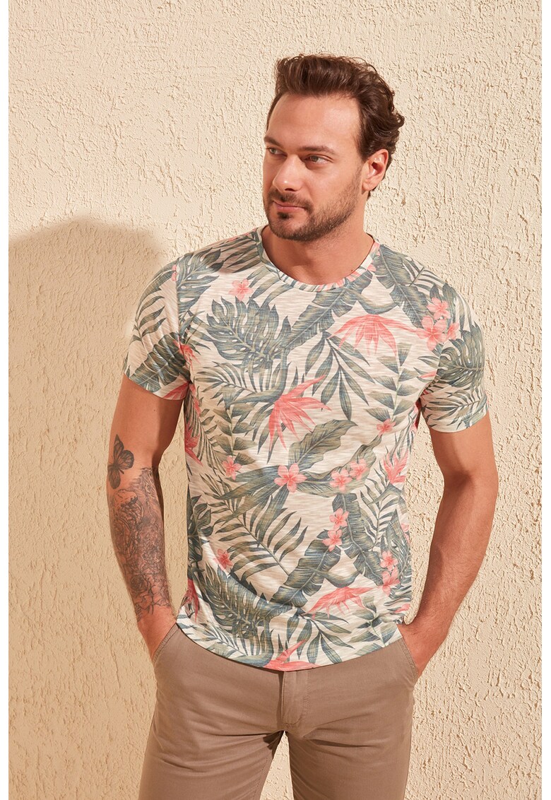 Tricou cu decolteu la baza gatului si model tropical