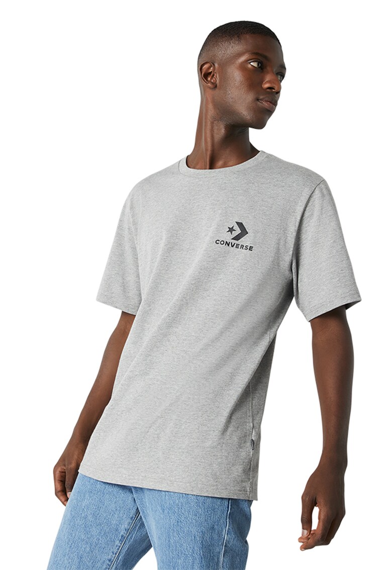 Tricou cu decolteu la baza gatului si imprimeu logo discret Star Chevron