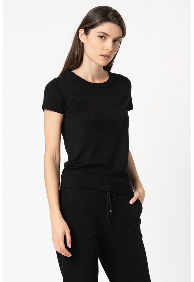 Tricou tricotat fin - cu decolteu la baza gatului
