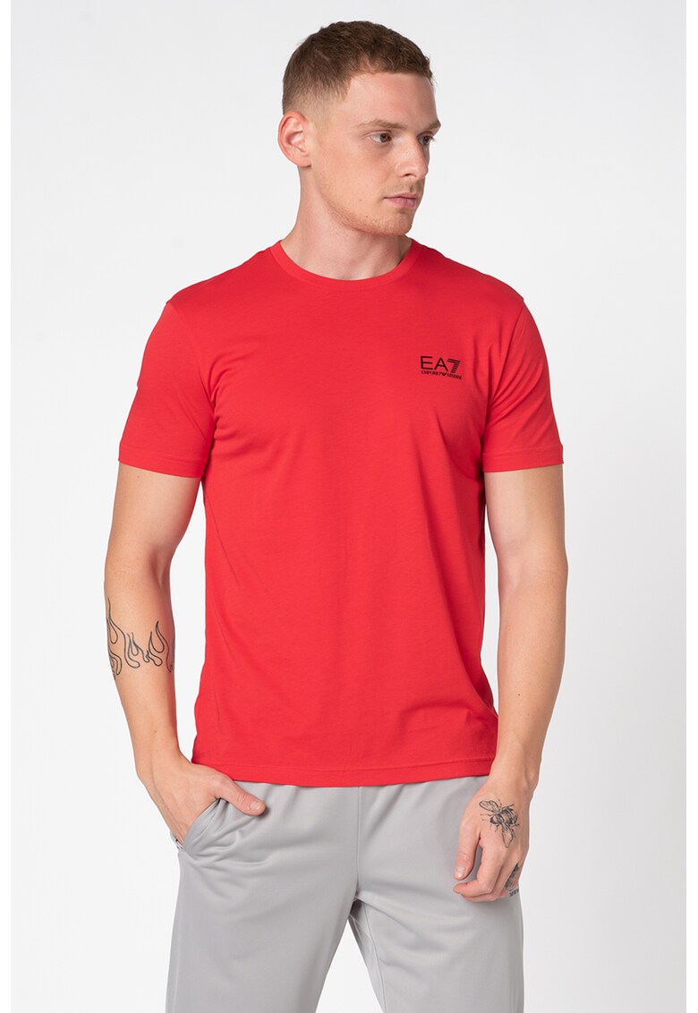 Tricou cu decolteu la baza gatului si detaliu logo pe piept