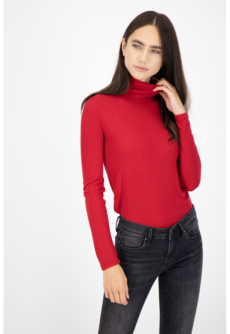Pulover cu guler inalt si aspect striat