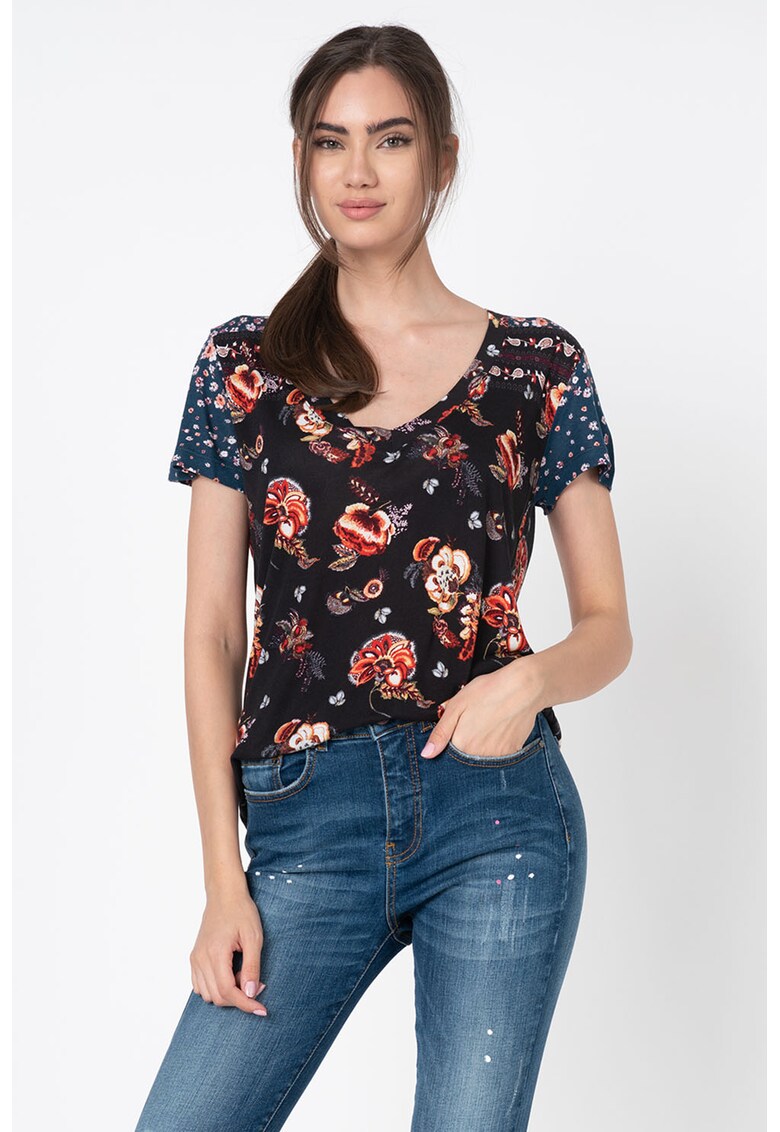 Tricou cu model floral si decolteu in V