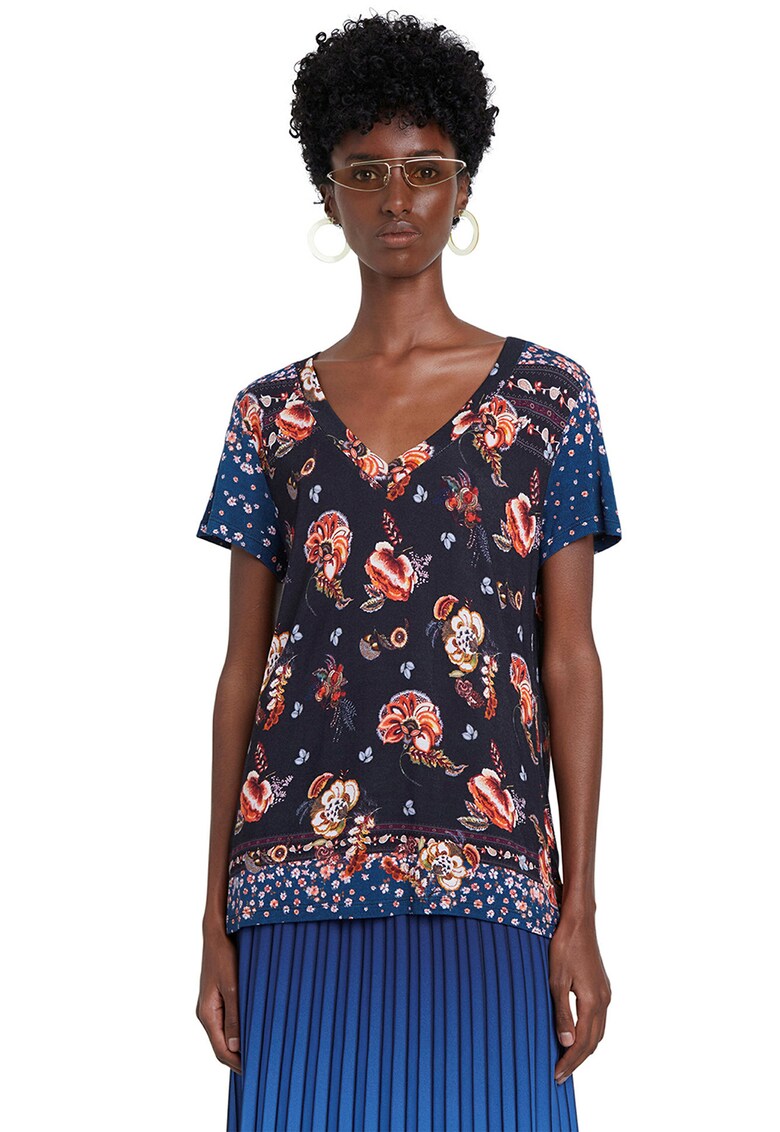Tricou cu model floral si decolteu in V