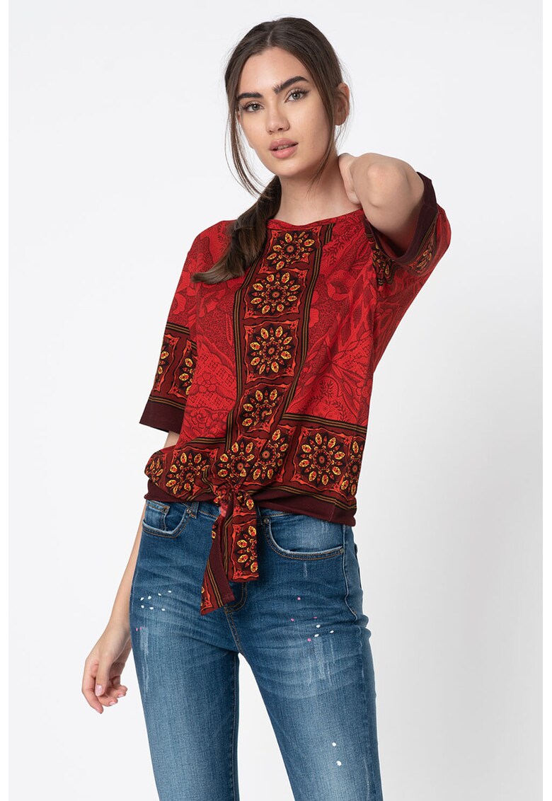 Tricou cu imprimeu si detaliu innodat