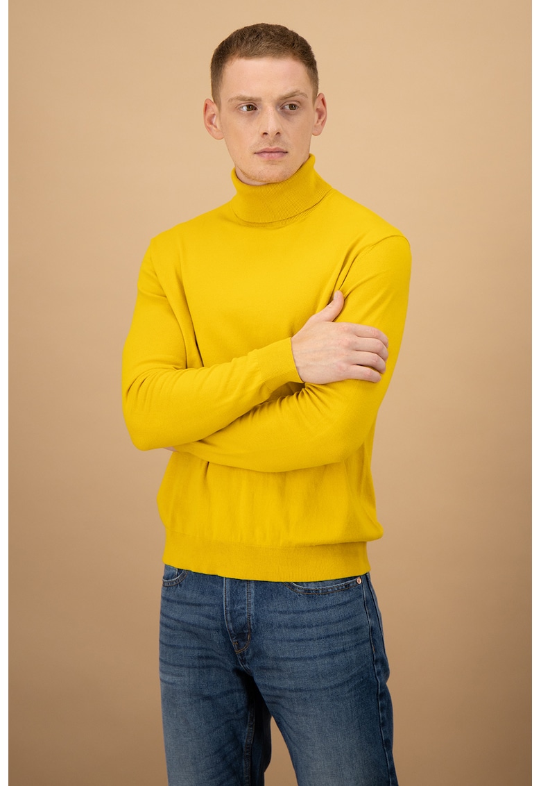 Pulover tricotat fin cu guler inalt