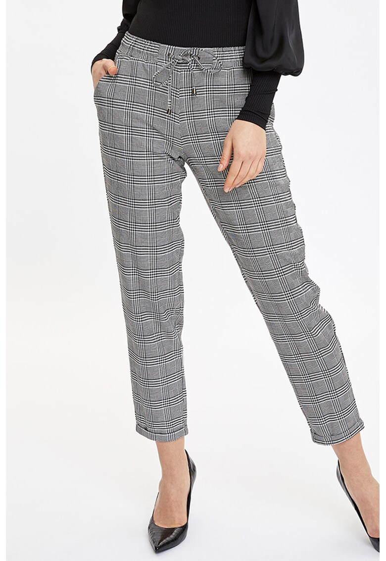 Pantaloni crop conici cu model in carouri si snur in talie