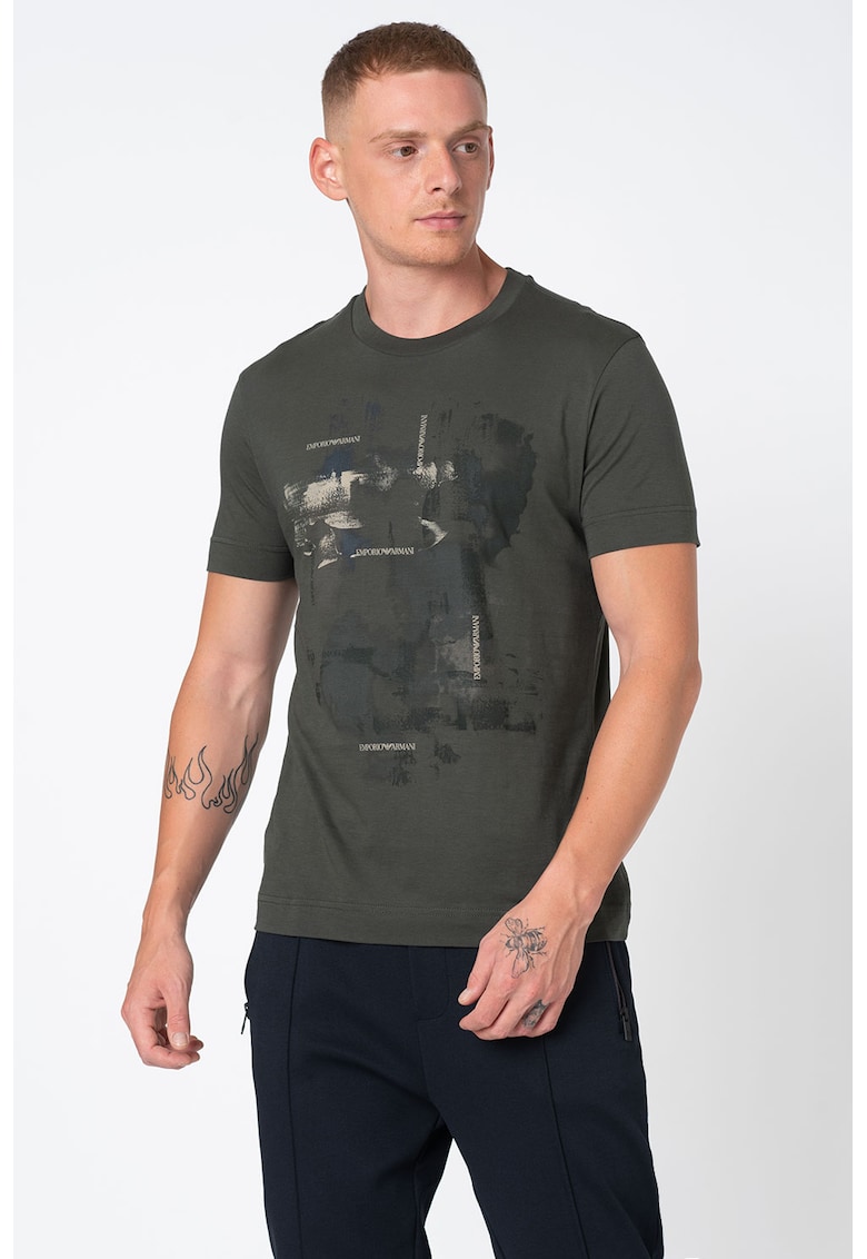 Tricou cu decolteu la baza gatului si imprimeu grafic si logo