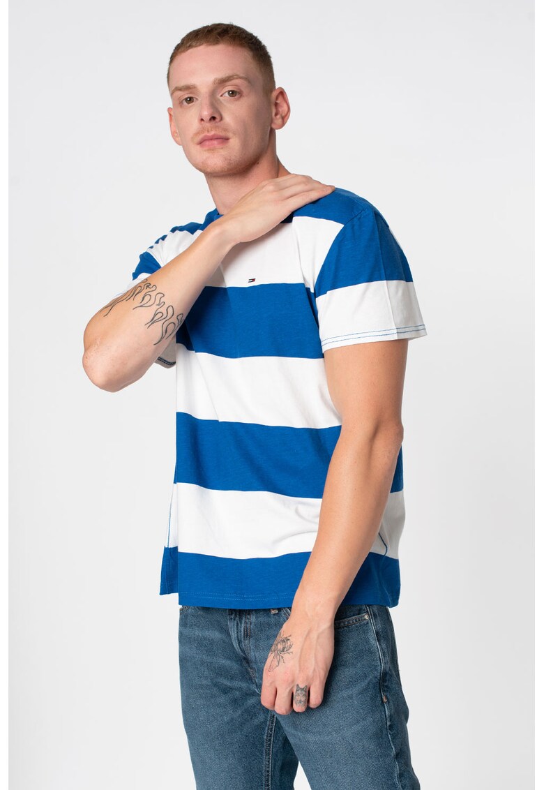 Tricou cu decolteu la baza gatului si dungi