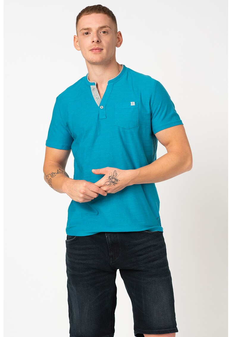 Tricou cu decolteu henley si model cu dungi fine