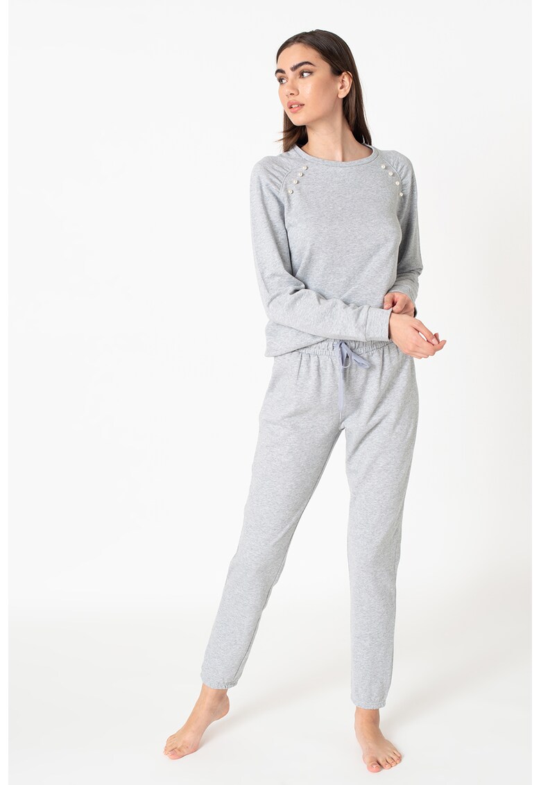 Pijama cu decolteu la baza gatului si aplicatii cu margele perlate