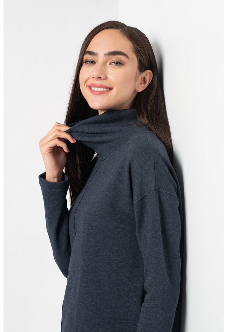 Pulover tricotat fin cu guler inalt si terminatie asimetrica Pulover tricotat fin cu guler inalt si terminatie asimetrica