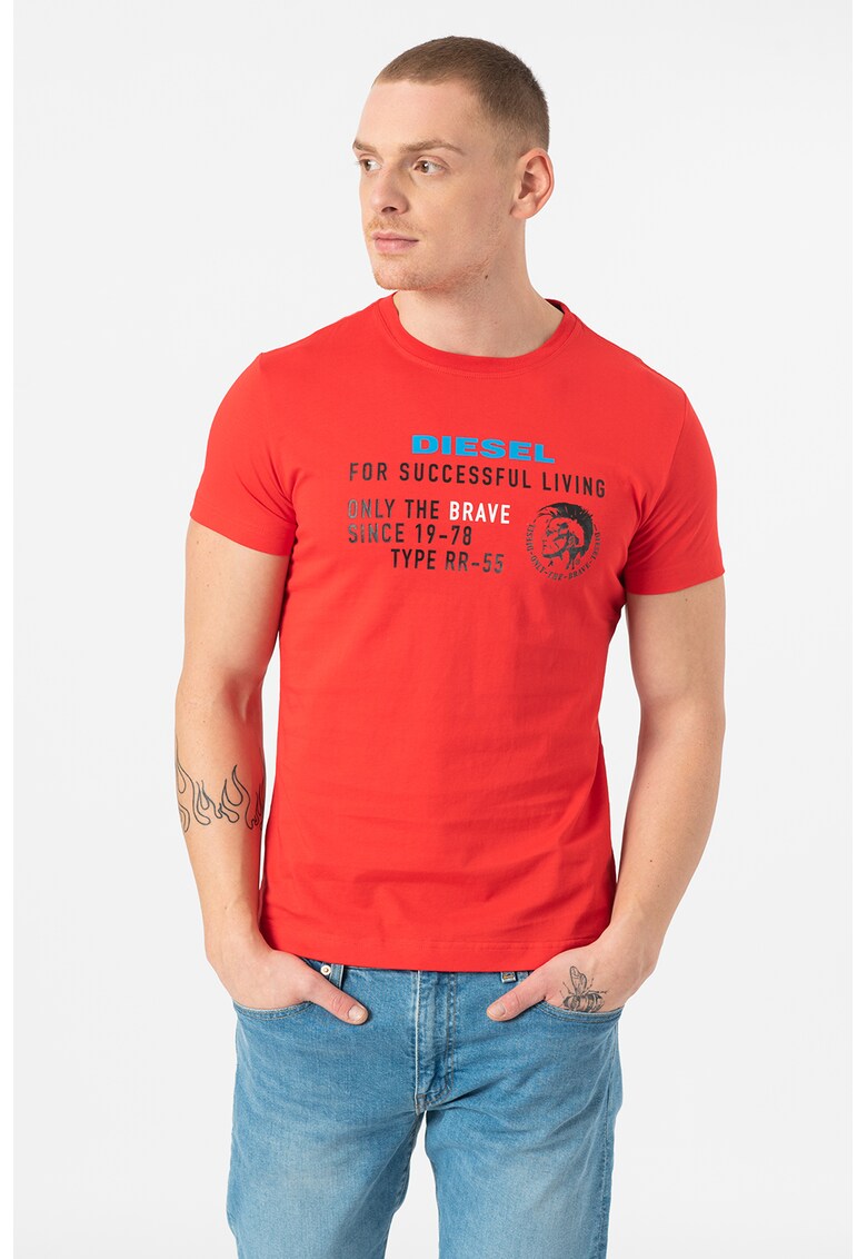 Tricou cu decolteu la baza gatului si imprimeu text Diego