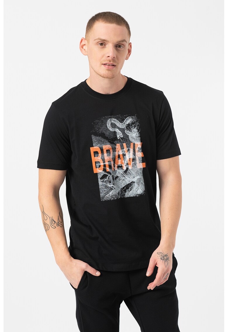 Tricou cu decolteu la baza gatului si imprimeu grafic si text Just