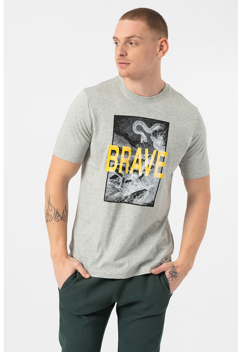 Tricou cu decolteu la baza gatului si imprimeu grafic si text Just