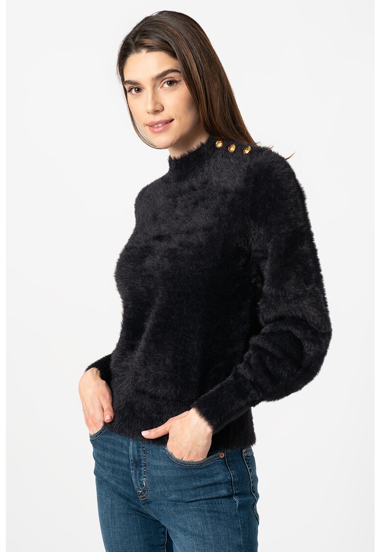 Pulover pufos cu nasturi decorativi
