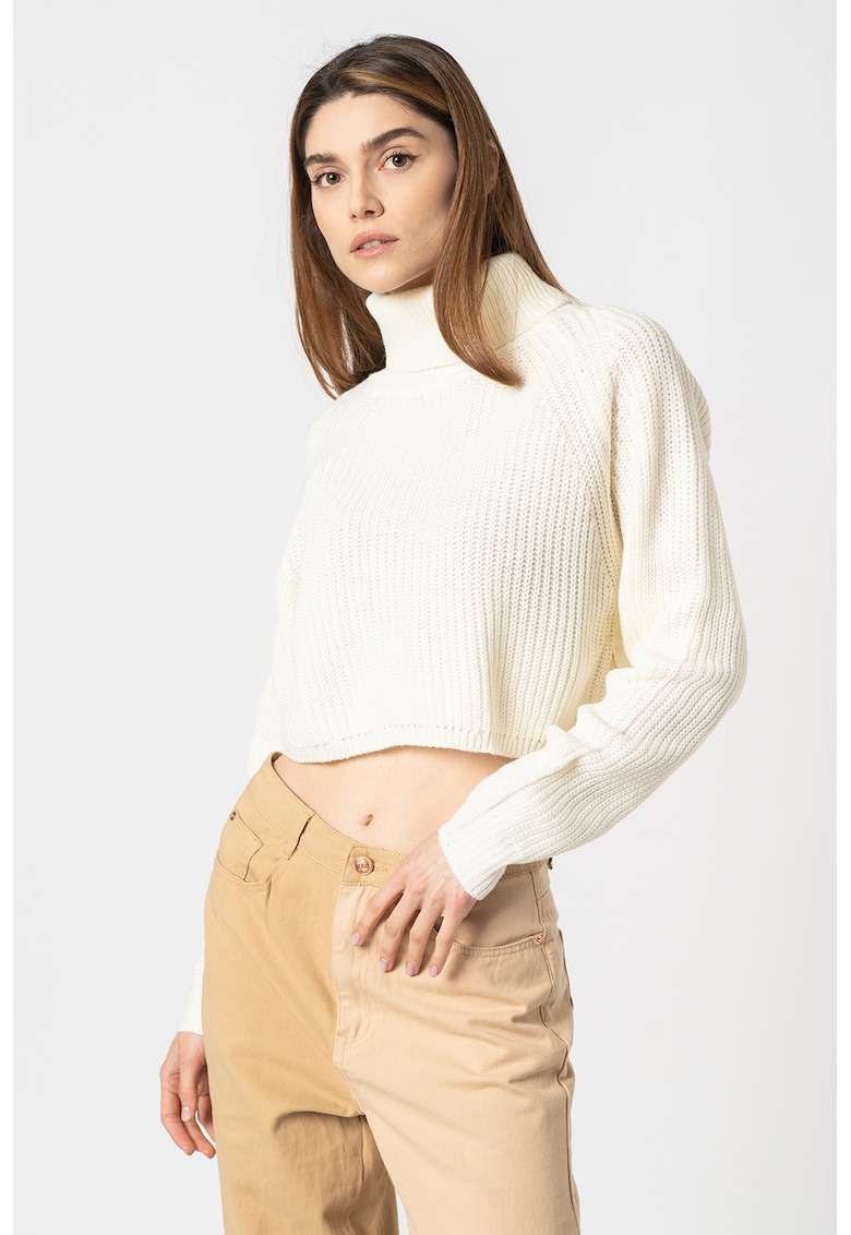 Pulover cu guler inalt si model crop