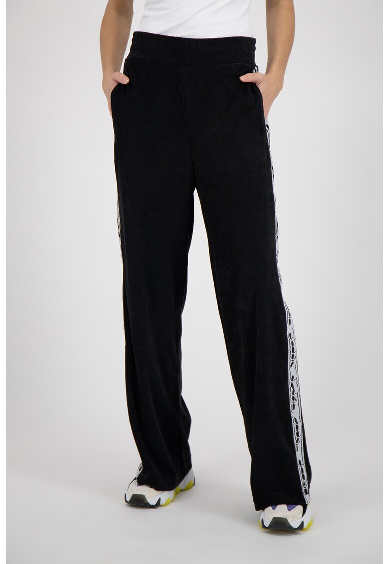 Pantaloni cu croiala ampla – talie inalta si benzi logo laterale Trofeo Diadora imagine noua