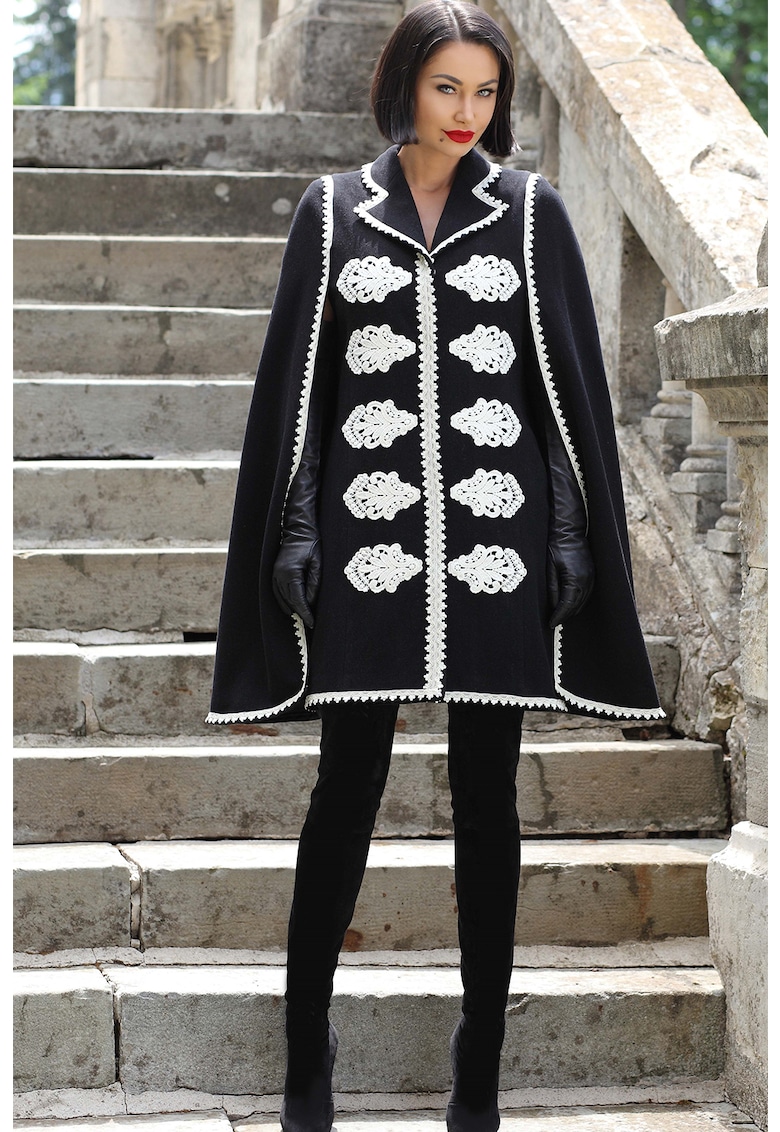 Palton tip capa de lana cu broderii contrastante