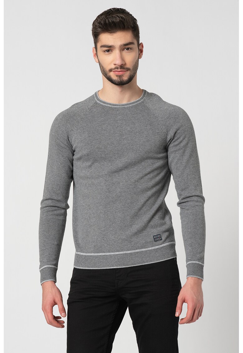 Pulover cu decolteu la baza gatului si maneci raglan