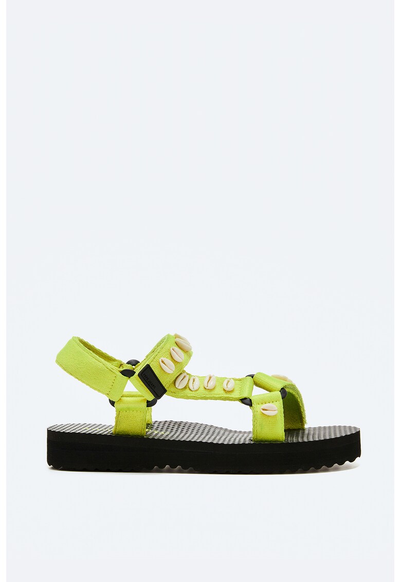 Sandale cu inchidere velcro si decorate cu scoici