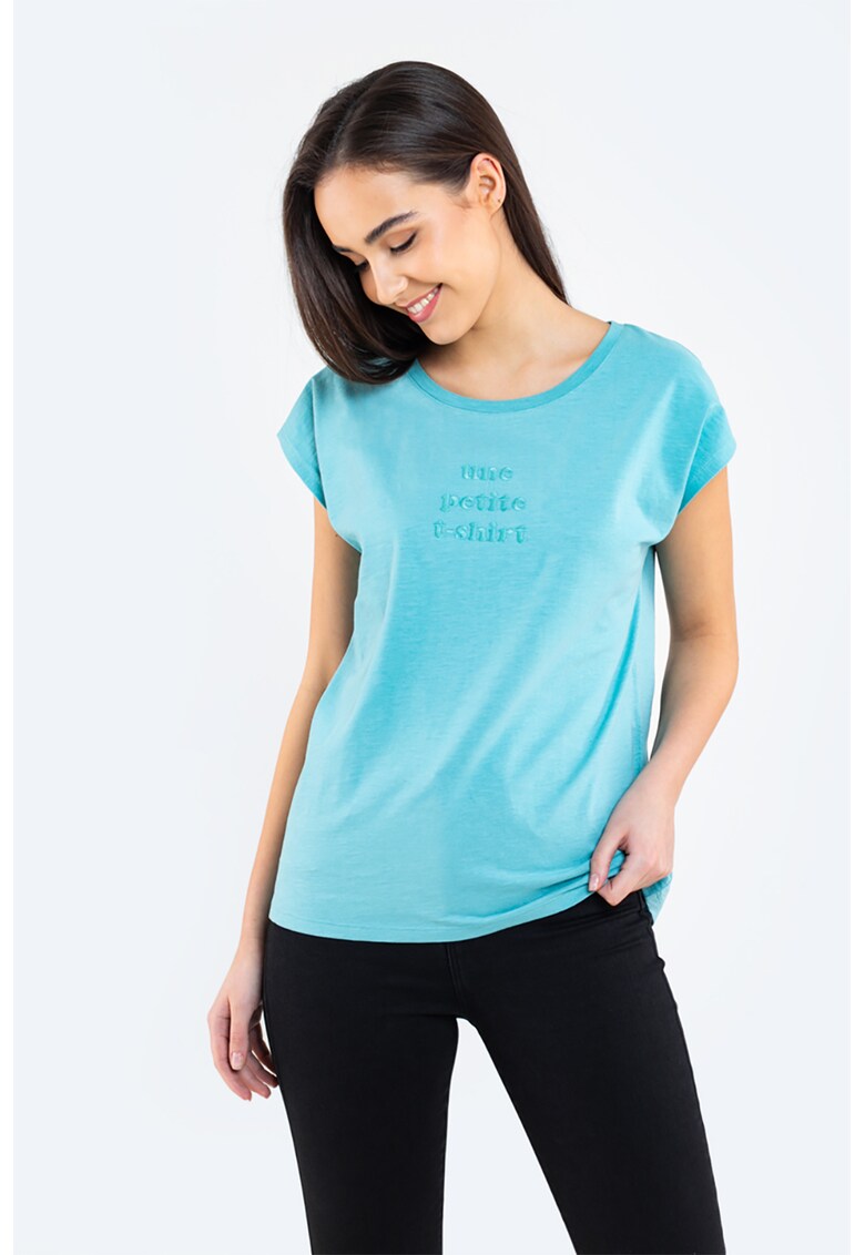 Tricou cu decolteu la baza gatului si text brodat