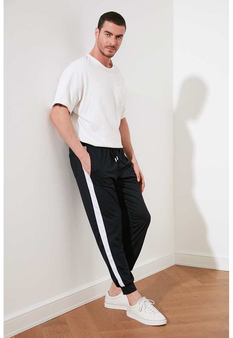 Pantaloni sport conici cu benzi laterale contrastante
