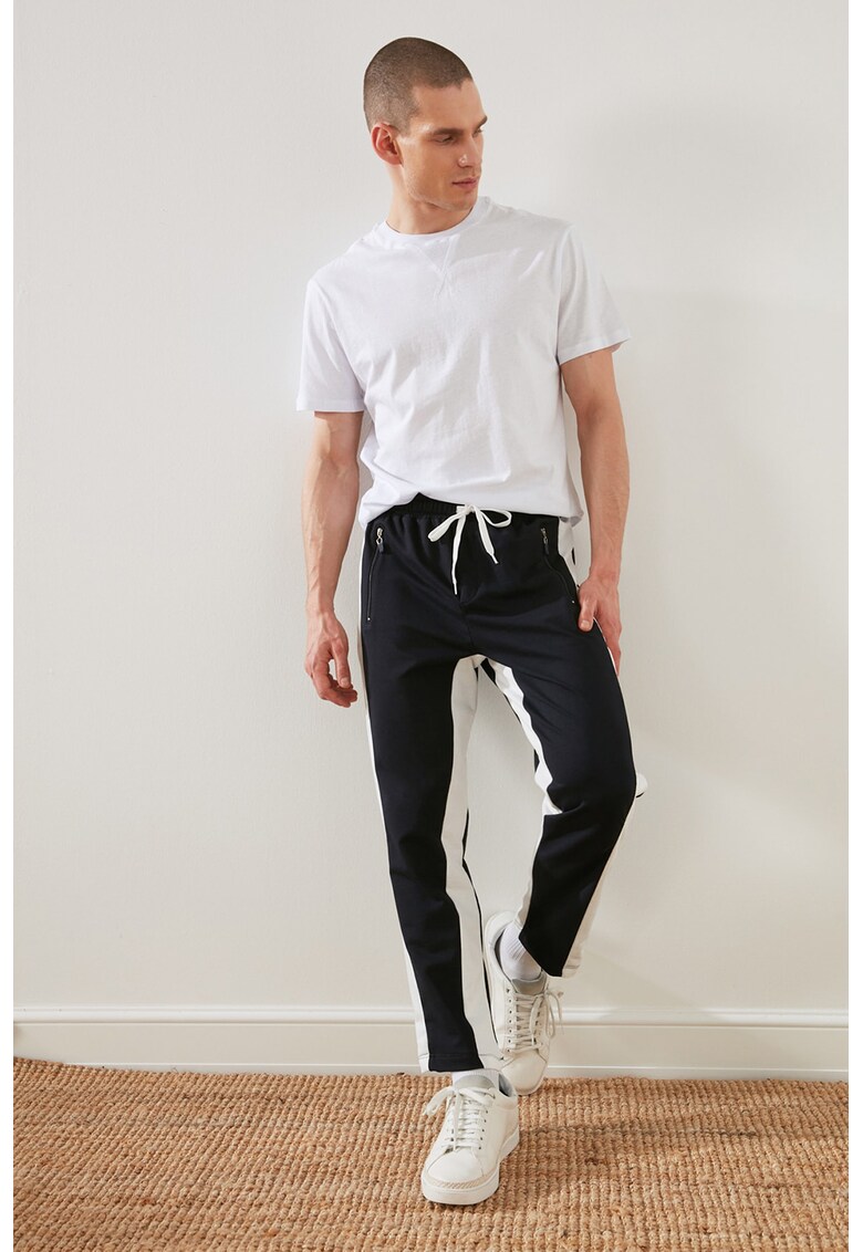 Pantaloni sport cu benzi laterale contrastante