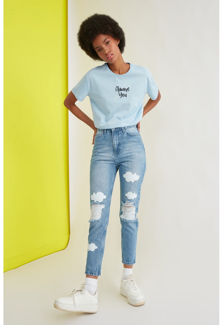 Blugi mom-fit cu detalii cu aspect deteriorat