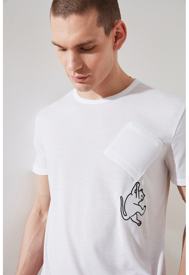 Tricou cu decolteu la baza gatului si broderie decorativa