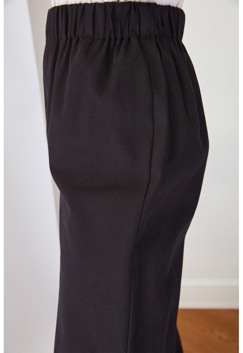 Pantaloni cu croiala ampla si talie elastica